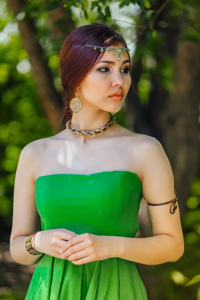 Porträtt av en vacker ung asiatisk kvinna i grön klänning — Stockfoto