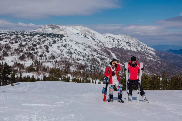 Dos Jóvenes Con Esquí Snowboard Vacaciones Esquí Las Montañas — Foto de Stock