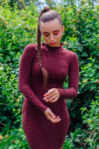 Hermosa mujer joven con trenza larga y pendientes de cereza natural . — Foto de Stock
