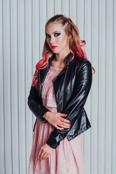 Красивая Молодая Женщина Ярким Макияжем Розовыми Волосами Кожаной Куртке Розовом — стоковое фото