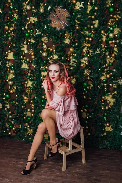 Retrato Hermosa Mujer Posando Sobre Fondo Navideño Hecho Ramas Árbol — Foto de Stock