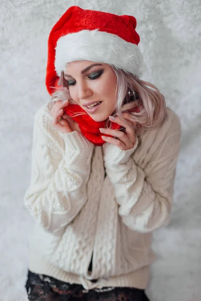 Feliz Mujer Joven Emocionada Sombrero Santa Claus Con Decoraciones Navidad —  Fotos de Stock