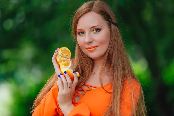 Portret Van Vrij Rood Haar Vrouw Met Sappige Heerlijke Oranje — Stockfoto