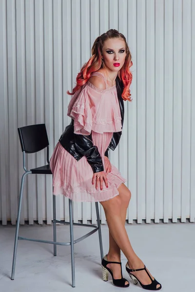 Hermosa Mujer Joven Con Maquillaje Brillante Pelo Rosa Chaqueta Cuero — Foto de Stock