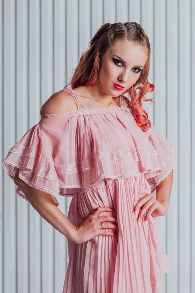 Mooie Jonge Vrouw Met Lichte Make Roze Haar Roze Jurk — Stockfoto