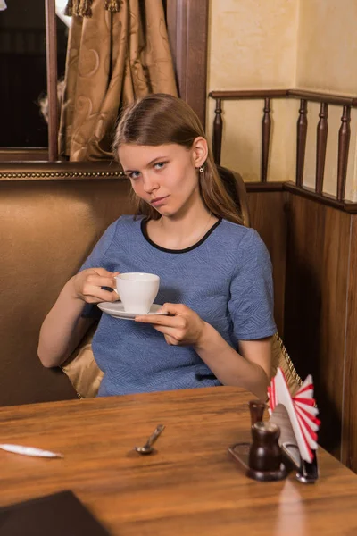 现代咖啡店年轻女学生的肖像咖啡杯 — 图库照片