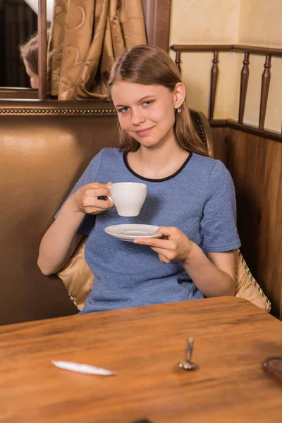 咖啡杯与年轻女学生的肖像 — 图库照片