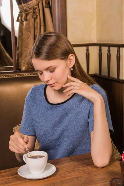 Портрет молодой студентки с чашкой кофе — стоковое фото
