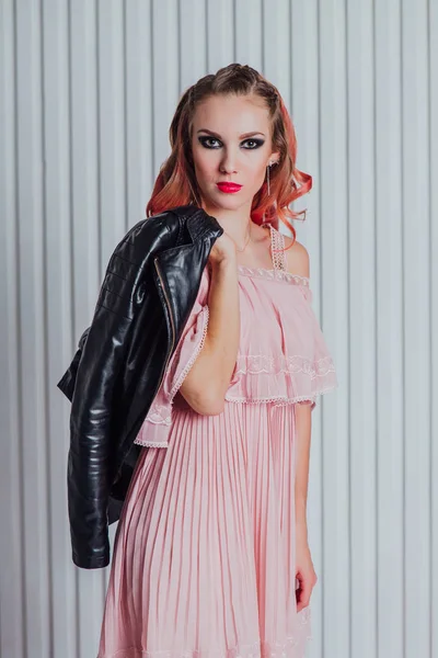 Vacker ung kvinna med rosa hår i skinnjacka poserar i studio. — Stockfoto