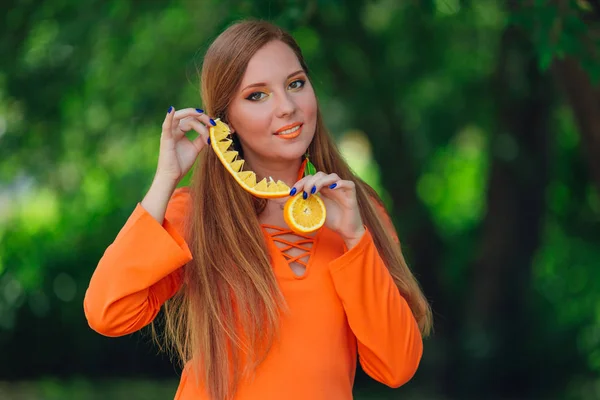 Sulu lezzetli turuncu yaz yeşil park ile oldukça Kızıl saçlı kadın portresi. — Stok fotoğraf