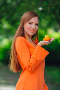Sulu lezzetli turuncu yaz yeşil park ile oldukça Kızıl saçlı kadın portresi.