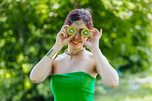 Retrato Una Hermosa Joven Asiática Sosteniendo Dos Mitades Kiwi Como — Foto de Stock