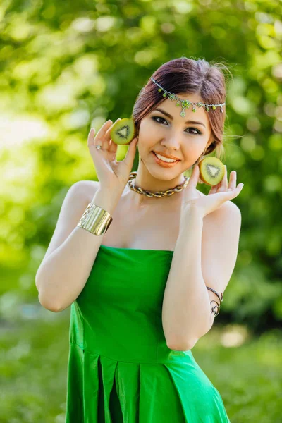 Porträtt Vacker Ung Asiatisk Kvinna Håller Två Halvor Kiwi — Stockfoto