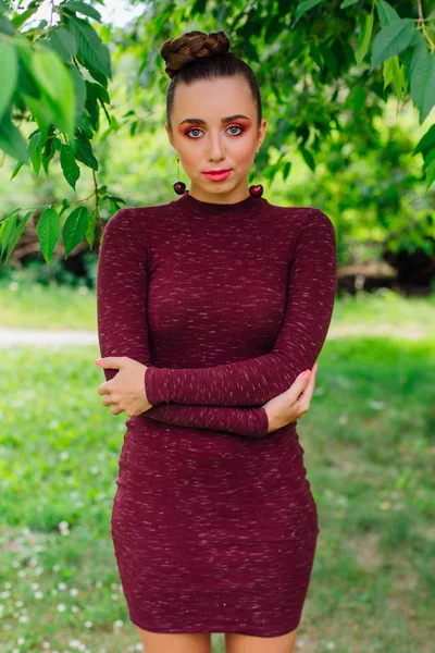 Hermosa Mujer Joven Con Trenza Larga Con Vestido Ajustado Pendientes — Foto de Stock