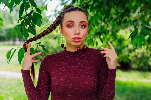 Mulher Bonita Com Trança Longa Brincos Cereja Naturais Segurando Cereja — Fotografia de Stock