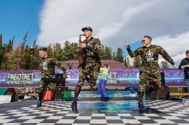 Dans ve Sahne Alanı'nda keman ve saksafon oynamaya üç müzisyen