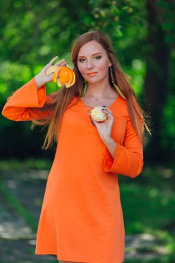 Sulu lezzetli turuncu yaz yeşil park ile oldukça Kızıl saçlı kadın portresi.