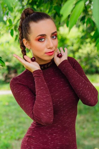 Hermosa Mujer Joven Con Trenza Larga Con Vestido Ajustado Pendientes — Foto de Stock