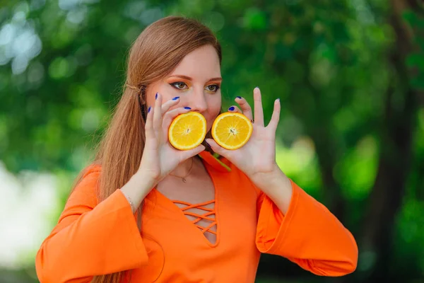 Portrait Pretty Red Hair Woman Holding Two Slices Juicy Delicious — Stock Photo, Image