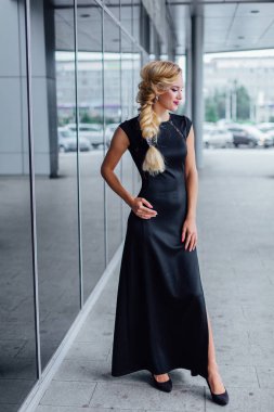 sokakta uzun akşam elbiseli çekici Bayan