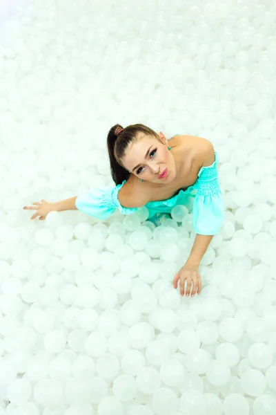 Gelukkig Mooie Vrouw Legt Omringd Door Witte Plastic Ballen Het — Stockfoto