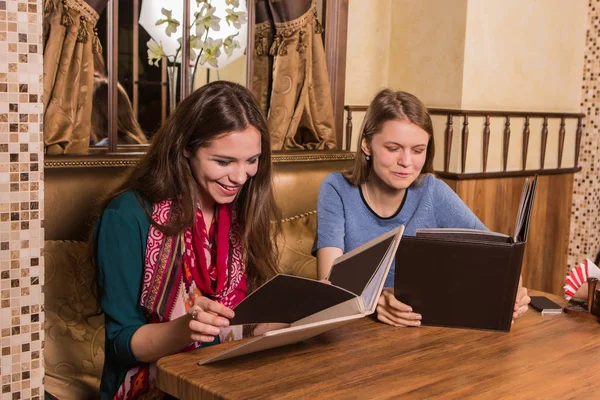 两个快乐妇女阅读中咖啡馆的菜单 — 图库照片