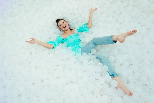 Feliz Hermosa Mujer Yace Rodeada Bolas Plástico Blanco Piscina Seca — Foto de Stock