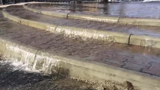 Близько Тече Вода Асфальтній Дорозі Після Дощової Бурі — стокове відео