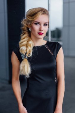 sokakta uzun akşam elbiseli çekici Bayan