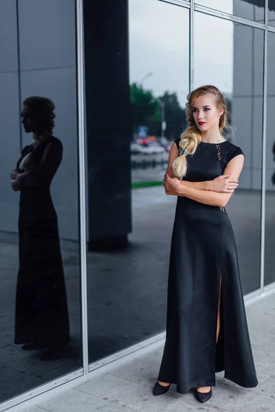 Привлекательная дама в длинном вечернем платье на улице — стоковое фото