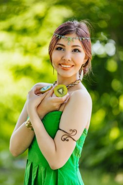 Güzel genç Asyalı kadın ile kivi