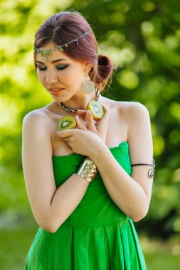 Güzel genç Asyalı kadın ile kivi