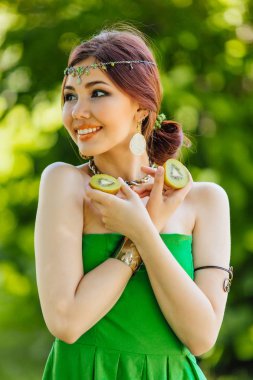 Güzel genç Asyalı kadın ile kivi