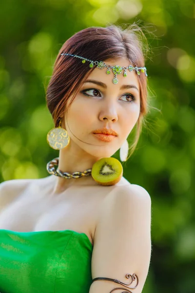 Hermosa joven asiática mujer con kiwi — Foto de Stock