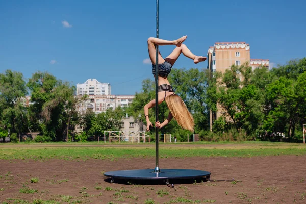 Fit menarik menari gadis dekat tiang portabel pada hari musim panas — Stok Foto