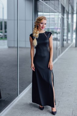 sokakta uzun akşam elbiseli çekici Bayan