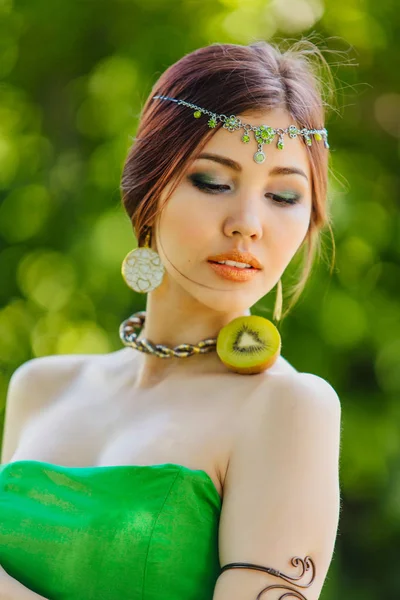 Hermosa joven asiática mujer con kiwi — Foto de Stock