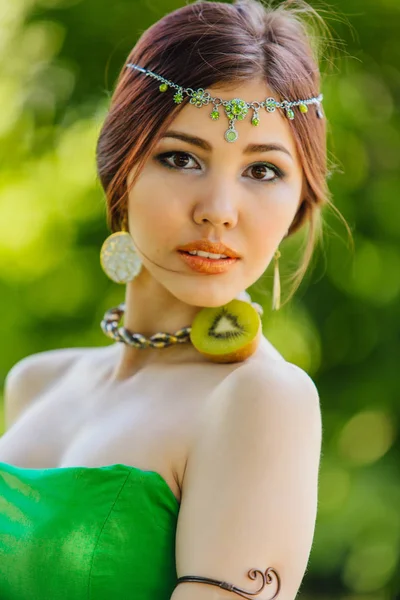 Hermosa joven asiática mujer con kiwi — Foto de Stock