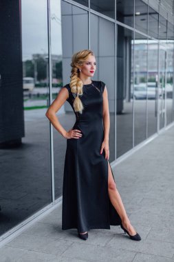 sokakta uzun akşam elbiseli çekici Bayan