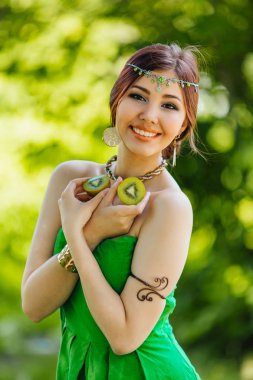 Güzel genç Asyalı kadın ile kivi