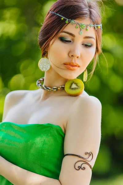 Hermosa joven asiática mujer con kiwi — Foto de Stock