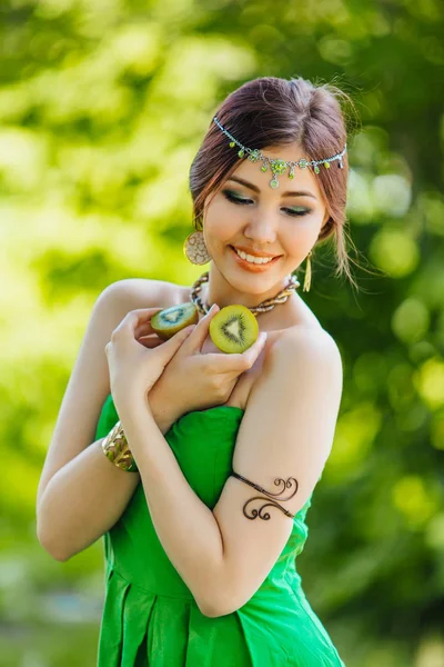 Piękna młoda kobieta azjatyckich z kiwi — Zdjęcie stockowe