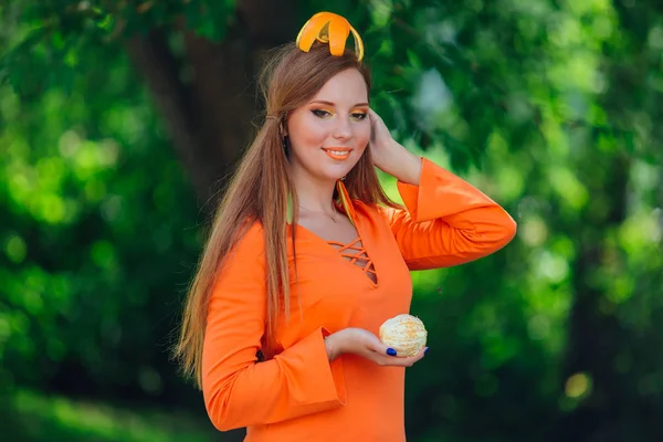 Ritratto di bella donna dai capelli rossi con succosa deliziosa arancia al parco verde estivo . — Foto Stock