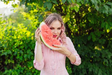Karpuz zevk pembe saçlı güzel genç kadın