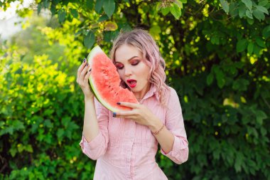 Karpuz zevk pembe saçlı güzel genç kadın