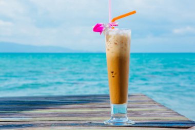 Buzlu kahve deniz arka plan ahşap tablo