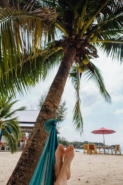 Feet of a young woman in hammock on the beach. Copy Space. — Stock Photo, Image