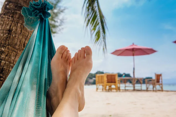 Füße einer jungen Frau in Hängematte am Strand. Kopierraum. — Stockfoto
