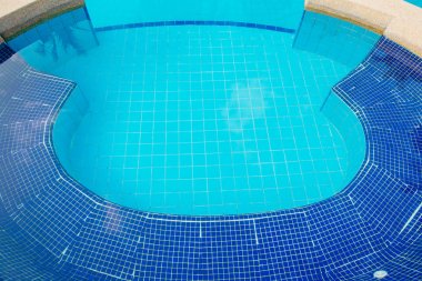 Açık Jakuzi havuzu temiz mavi su ile