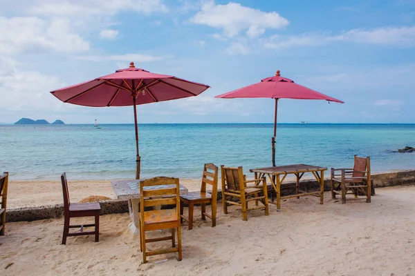 Ristorante sulla spiaggia tropicale — Foto Stock